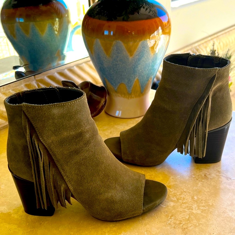 Kenneth Cole Reaction Ankle Boots. Size 8